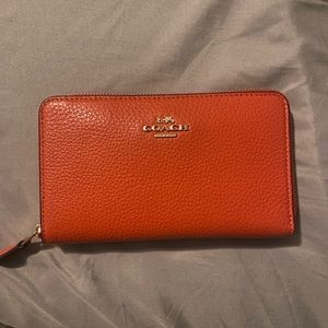 Burnt orange coach wallet, gently used maybe once or twice great great condition